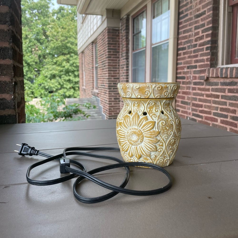 Scentsy Pot Warmer w/ WAX & BULBS